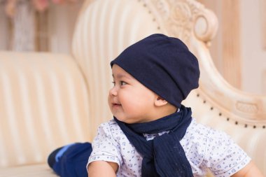 Bebek çocuk güneşli yatak odasında. Yeni doğan çocuk rahatlatıcı