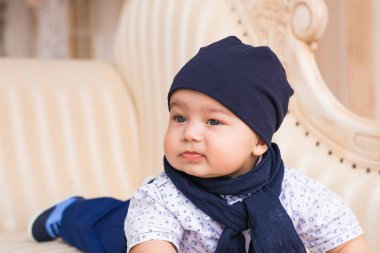 Bebek çocuk güneşli yatak odasında. Yeni doğan çocuk rahatlatıcı