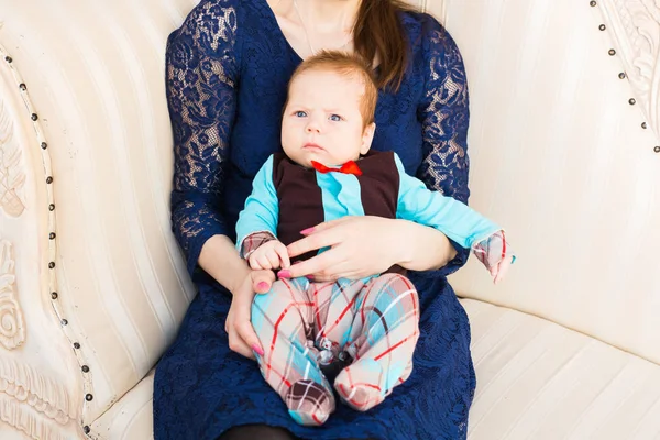 Mãe com bebê bonito em casa — Fotografia de Stock