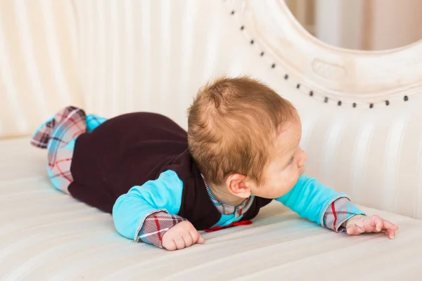 Retrato de un bebé recién nacido lindo — Foto de Stock