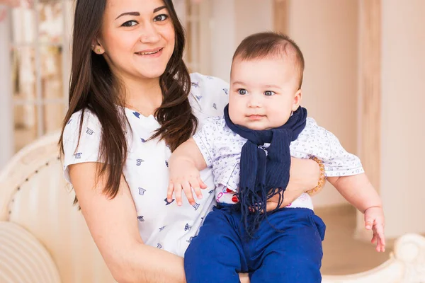 Madre sosteniendo adorable bebé hijo — Foto de Stock