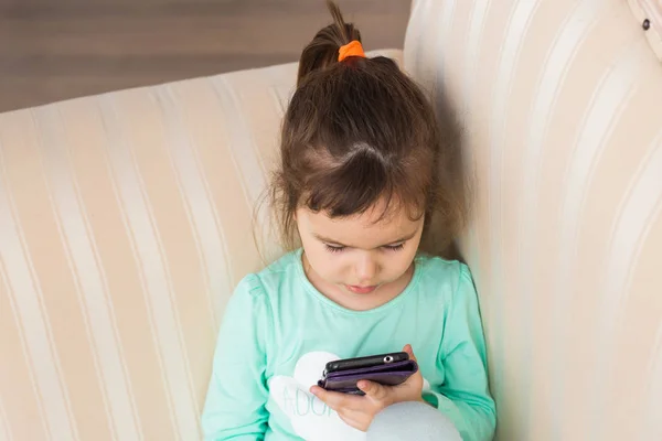 Cute Little Girl przy użyciu nowoczesnych Smartphone — Zdjęcie stockowe