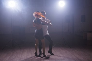 Yetenekli dansçılar konser ışık ve duman altında karanlık odada gerçekleştirme. Şehvetli çift bir sanatsal ve duygusal çağdaş dans performans