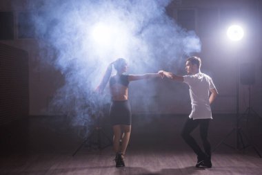 Yetenekli dansçılar konser ışık ve duman altında karanlık odada gerçekleştirme. Şehvetli çift bir sanatsal ve duygusal çağdaş dans performans