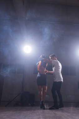 Aktif mutlu yetişkinler dans sınıfında birlikte dans ediyorlar.