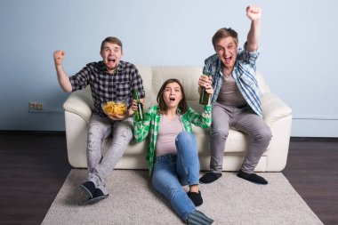 Futbol Dünya Kupası kavramı - spor birlikte izlerken arkadaş grubu