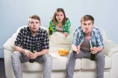 Futbol Dünya Kupası kavramı - genç arkadaşlar içki bira ve futbol için tezahürat