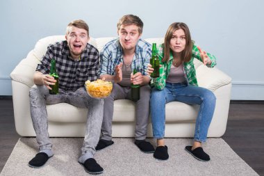 Futbol Dünya Kupası kavramı - genç arkadaşlar içki bira ve futbol için tezahürat