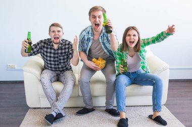 Futbol Dünya Kupası kavramı - genç arkadaşlar içki bira ve futbol için tezahürat