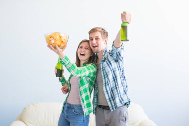 Futbol Dünya Kupası kavramı - genç arkadaşlar içki bira ve futbol için tezahürat