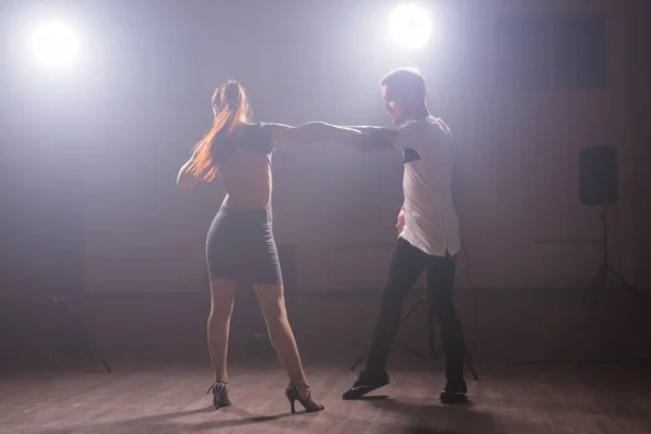 Casal jovem dança latina Bachata, merengue, salsa. Dois pose elegância na aula de dança — Fotografia de Stock