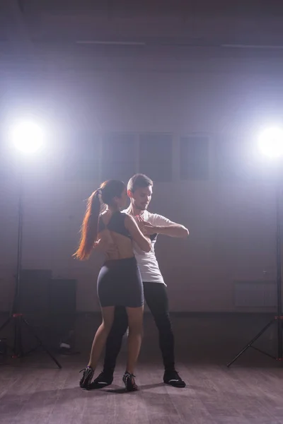 Joven pareja de amor bailando social danse kizomba o bachata . — Foto de Stock