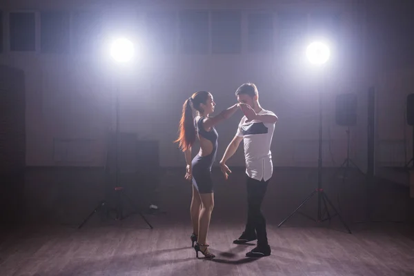 Ativo adultos felizes bachata dançando juntos na aula de dança — Fotografia de Stock