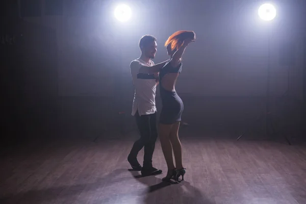 Adulti felici attivi che ballano la bachata insieme nella classe di danza — Foto Stock