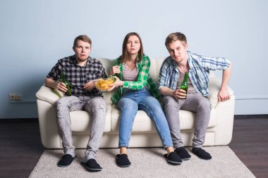 Eğlence, spor ve eğlence kavramı - mutlu arkadaş ya da televizyonda futbol maç izlerken ve evde zaferini kutluyor futbol taraftarları.