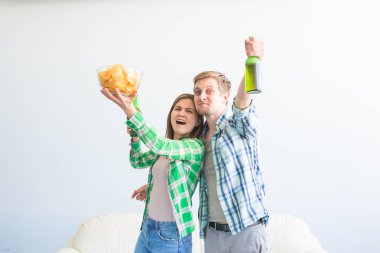 Futbol Dünya Kupası kavramı - genç arkadaşlar içki bira ve futbol için tezahürat