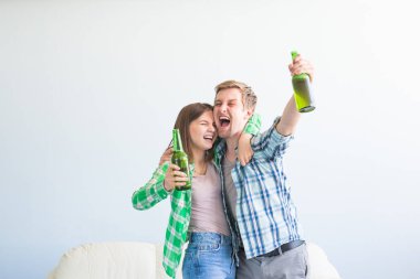 Futbol Dünya Kupası kavramı - genç arkadaşlar içki bira ve futbol için tezahürat