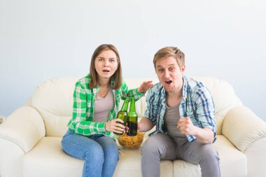 Futbol Dünya Kupası kavramı - genç arkadaşlar içki bira ve futbol için tezahürat