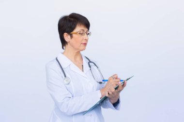 Tıbbi doktor doktor kadın beyaz arka plan üzerinde