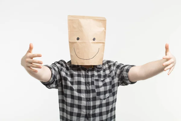 Homens em máscara saco de papel feliz convidando para abraçar — Fotografia de Stock