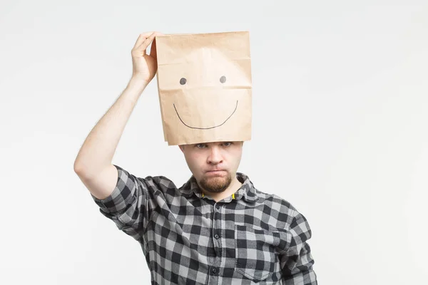 Homens brancos irritados usando máscara saco de papel feliz no fundo branco — Fotografia de Stock