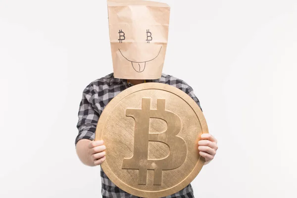 Männer in fröhlicher Papiertütenmaske mit Bitcoin auf den Händen — Stockfoto