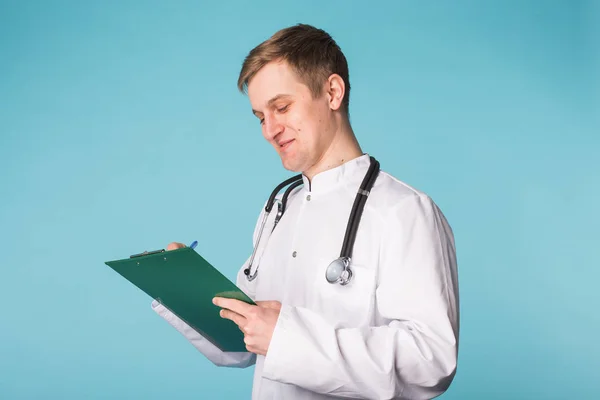 Médico médico médico hombre sobre fondo azul —  Fotos de Stock