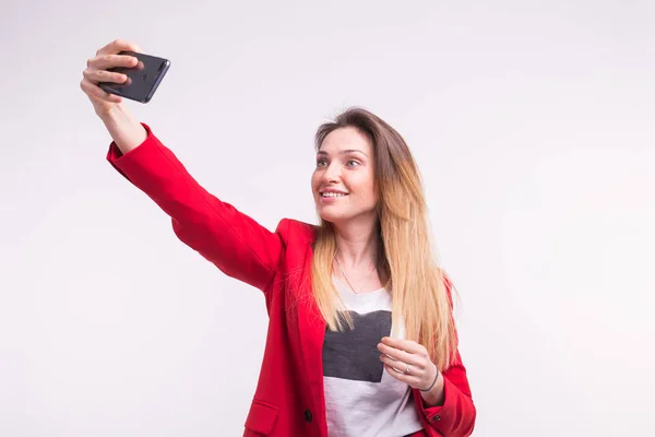 Mooie jonge vrouw maken selfie — Stockfoto