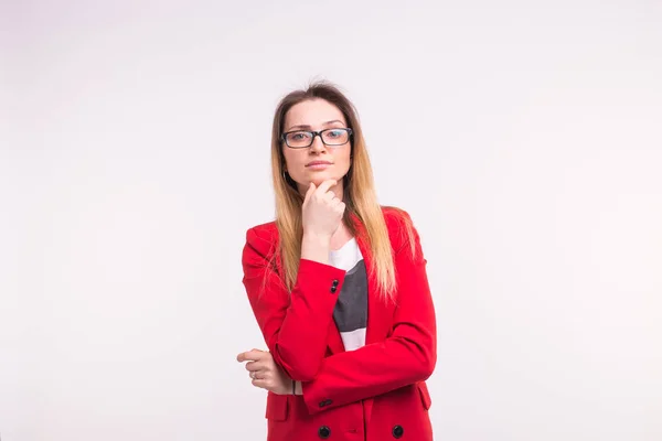 Mujer hermosa pecosa sonriente con la mano en la barbilla sobre fondo blanco con espacio para copiar — Foto de Stock