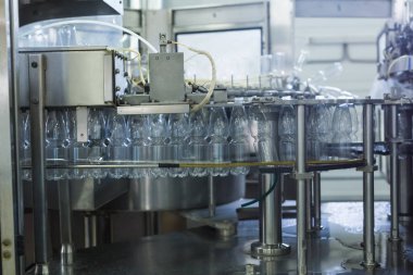 Fabrika - satır işleme ve saf kaynak suyu küçük şişeleri şişeleme şişeleme su su