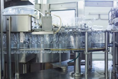 Fabrika - satır işleme ve saf kaynak suyu küçük şişeleri şişeleme şişeleme su su