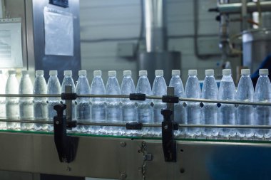 Fabrika - satır işleme ve saf kaynak suyu küçük şişeleri şişeleme şişeleme su su