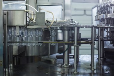Fabrika - satır işleme ve saf kaynak suyu küçük şişeleri şişeleme şişeleme su su