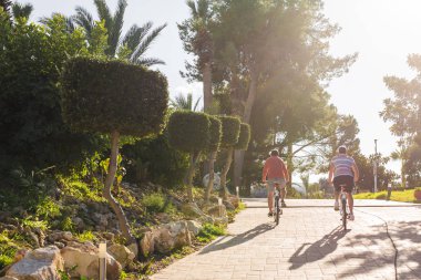 Gün batımında Bisiklet Park ile iki bisikletçiler