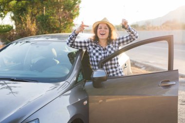 araba anahtarları tutan kadın sürücü