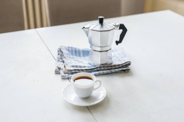 Birçok kişi sabah kahve yapmak için geleneksel ayini