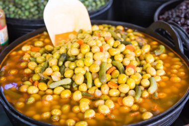 Havuç kornişon zeytin gibi karışık turşu