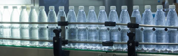 Wasserfabrik - Wasserabfüllanlage zur Aufbereitung und Abfüllung von reinem Quellwasser in kleine Flaschen — Stockfoto