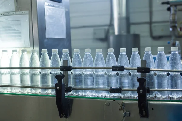 Primer plano de las botellas de agua mineral en bruto y líneas — Foto de Stock