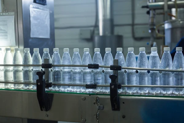 Wasserfabrik - Wasserabfüllanlage zur Aufbereitung und Abfüllung von reinem Quellwasser in kleine Flaschen — Stockfoto