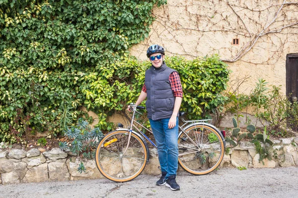 Feliz ciclista homem no capacete e casaco, óculos de sol — Fotografia de Stock