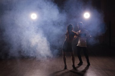 Yetenekli dansçılar konser ışık ve duman altında karanlık odada gerçekleştirme. Şehvetli çift bir sanatsal ve duygusal çağdaş dans performans