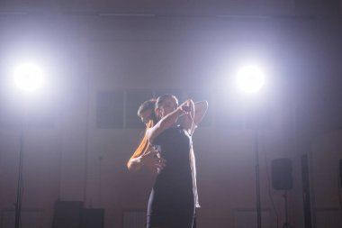 Aktif mutlu yetişkinler dans sınıfında birlikte dans ediyorlar.