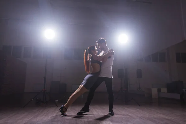 Activos adultos felices bailando bachata juntos en clase de baile — Foto de Stock