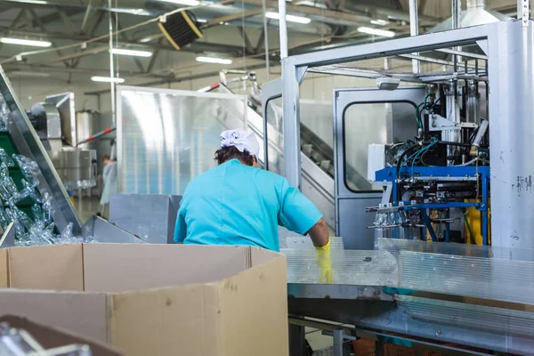 Trabajando en la industria de botellas — Foto de Stock