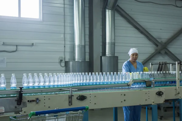 Fabriek - Water bottelen lijn voor het verwerken en botteling van puur bronwater in kleine flesjes water — Stockfoto
