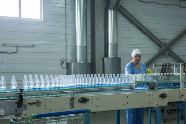 Linea di imbottigliamento dell'acqua per la lavorazione e l'imbottigliamento di acqua di sorgente pura in piccole bottiglie — Foto Stock