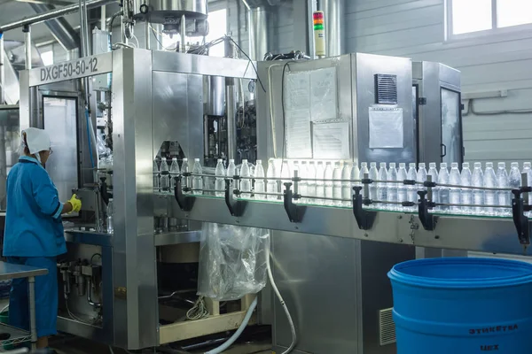 Fábrica de agua Línea de embotellado de agua para procesar y embotellar agua pura de manantial en botellas pequeñas — Foto de Stock