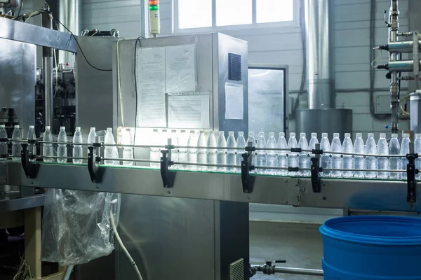 Fabrika - satır işleme ve saf kaynak suyu küçük şişeleri şişeleme şişeleme su su — Stok fotoğraf