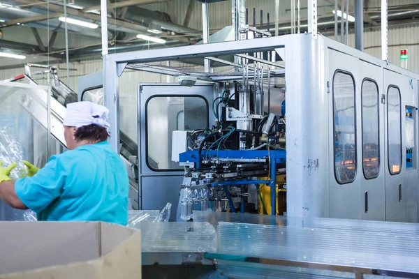 Fábrica de agua Línea de embotellado de agua para procesar y embotellar agua pura de manantial en botellas pequeñas — Foto de Stock